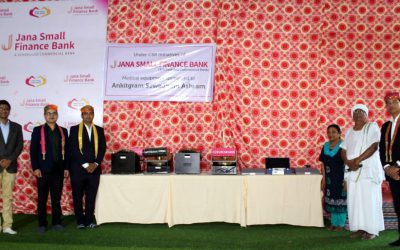 दिव्यांगजन मित्र-मिलन के समापन अवसर पर जना स्माॅल फाईनेंस बैंक नेशनल हेड ब्रांच बैकिंग श्रीनिवास मूर्ति ने दिव्यांगों के चिकित्सा उपकरण भेंट किए