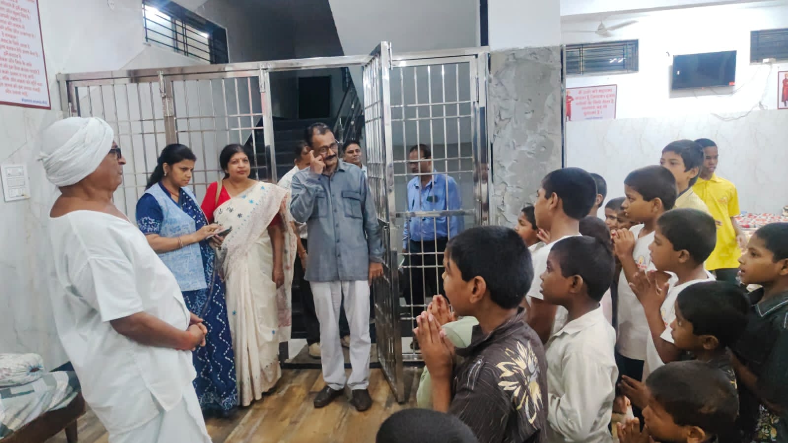 बाल आयोग पहुंचा सेवाधाम